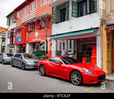 Singapur - Dec 14, 2015. Autos parken auf einer alten Straße in Chinatown, Singapur. Chinatown hat sich historisch konzentrierte ethnische Chinesen populati Stockfoto