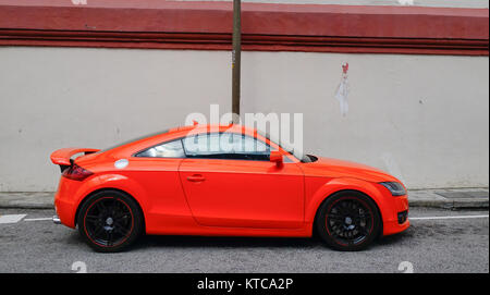 Singapur - Dec 14, 2015. Ein luxuriöses Auto Parken auf der Straße in Chinatown, Singapur. Chinatown hat sich historisch konzentrierte ethnische Chinesen populat Stockfoto