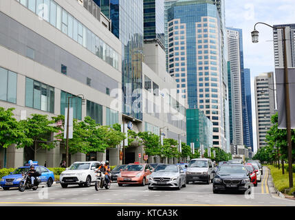 Singapur - Dec 14, 2015. Der Verkehr auf der Straße in Chinatown, Singapur. Singapur ist ein globales Finanzzentrum mit tropischem Klima und multikulturellen Stockfoto