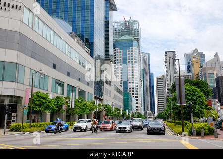 Singapur - Dec 14, 2015. Autos fahren auf der Straße in Chinatown, Singapur. Singapur ist ein globales Finanzzentrum mit tropischem Klima und multikulturellen Stockfoto