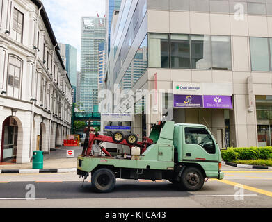 Singapur - Dec 14, 2015. Ein Lkw auf der Straße in Chinatown, Singapur. Singapur ist eines der wohlhabendsten Länder der Welt und bietet der Welt busi Stockfoto