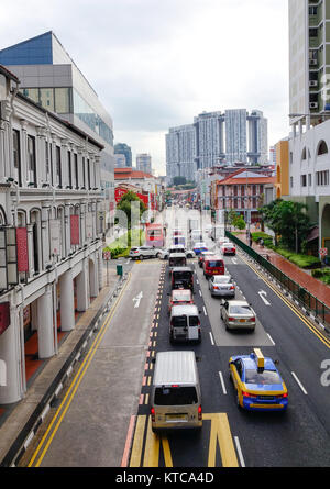 Singapur - Dec 14, 2015. Fahrzeuge auf der Main Street in Chinatown, Singapur. Singapur ist eines der wohlhabendsten Länder der Welt und verfügt über die WORL Stockfoto