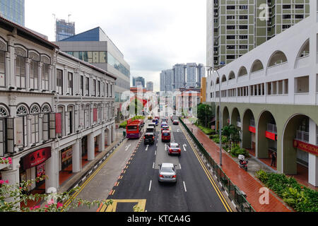 Singapur - Dec 14, 2015. Autos fahren auf der Straße in Chinatown, Singapur. Singapur ist eines der wohlhabendsten Länder der Welt und bietet der Welt Stockfoto