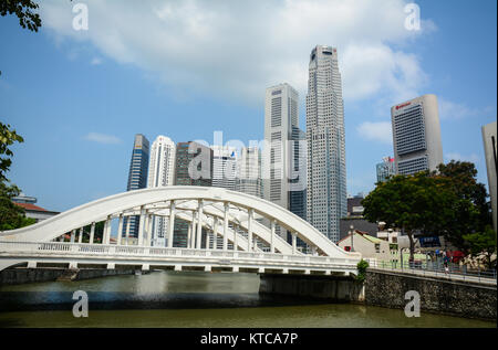 Singapur - Jul 3, 2015. Elgin Brücke mit modernen Gebäuden in der Innenstadt in Singapur. Singapur ist globales Finanzzentrum mit tropischem Klima und Stockfoto