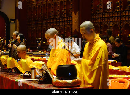 Singapur - May 12, 2017. Mönche bei buddhistischen Pagode in Chinatown, Singapur zu beten. Der Buddhismus zuerst erschien um den Singapore Straits während der 2 n Stockfoto