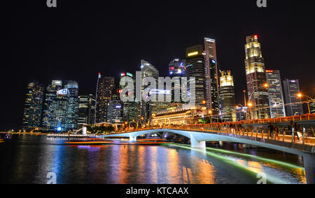 Singapur - May 12, 2017. Landschaft der Marina Bay bei Nacht in Singapur. Singapur ist eines der beliebtesten Reiseziele der Welt für eine l Stockfoto