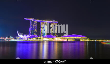 Singapur - May 12, 2017. Luxus Marina Bay Hotel bei Nacht in Singapur. Singapur ist eines der beliebtesten Reiseziele der Welt für eine l Stockfoto