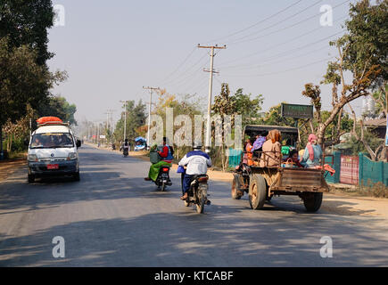 Mandalay, Myanmar - Feb 16, 2016. Fahrzeuge für die ländliche Straße in Mandalay, Myanmar. Mandalay ist die zweitgrößte Stadt und der letzte königliche Hauptstadt von Mya Stockfoto