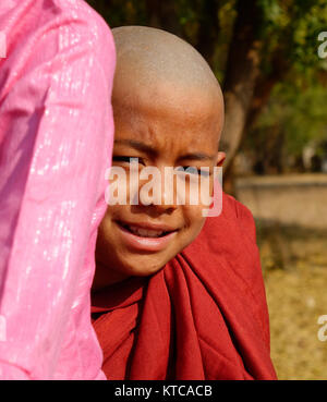 Bagan, Myanmar - Feb 18, 2016. Portrait von buddhistischen Anfänger mit Smile in Bagan, Myanmar. Bagan ist die größte und dichteste Konzentration von Bud Stockfoto