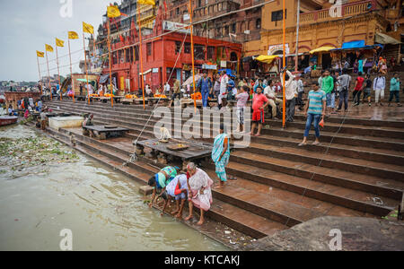 Varanasi, Indien - May 11, 2015. Die Menschen am Ufer des Ganges in Varanasi, Indien. Varanasi zeichnet Hinduistische Pilger, die im Ganges sacr Baden Stockfoto