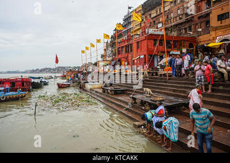 Varanasi, Indien - May 11, 2015. Die Menschen am Ufer des Ganges in Varanasi, Indien. Varanasi zeichnet Hinduistische Pilger, die im Ganges sacr Baden Stockfoto