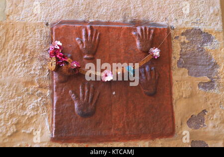 Sati mark Handabdrücke auf Mehrangarh Fort Jodhpur Indien Stockfoto