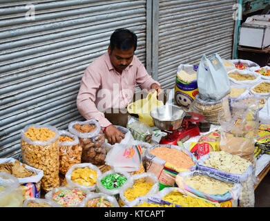 Delhi, Indien - May 26, 2015. Ein Mann verkaufen Gewürze auf den traditionellen Markt in Delhi, Indien. Stockfoto