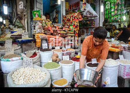 Delhi, Indien - May 26, 2015. Ein Inder verkaufen Gewürze auf den traditionellen Markt in Delhi, Indien. Stockfoto