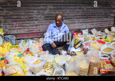 Delhi, Indien - May 26, 2015. Ein Inder verkaufen Gewürze und getrocknete Lebensmittel bei traditioneller Markt in Delhi, Indien. Stockfoto