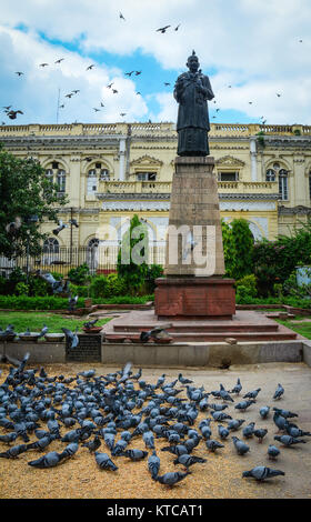 Mahatma Gandhi Statue im Zentrum von Delhi, Indien. Gandhi ist inoffiziell der Vater der Nation in Indien genannt. Stockfoto