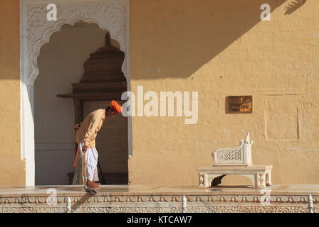 Unbekannter Mann reinigt Boden Mehrangarh Fort in Jodhpur Indien. Stockfoto