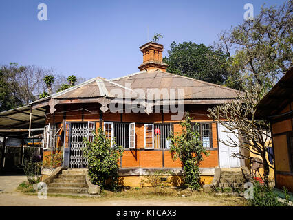 Ein Haus im Kolonialstil in Pyin Oo Lwin, Myanmar. Die kleine Stadt Pyin Oo Lwin ist eine Erinnerung an die britische Kolonialzeit in Myanmar. Stockfoto