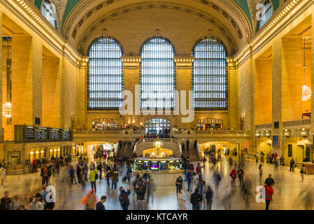 Die zentralen Eingangsbereich Innenraum des Grand Central Terminal mit Massen von Pendler und Touristen, Midtown Manhattan, New York, USA Stockfoto