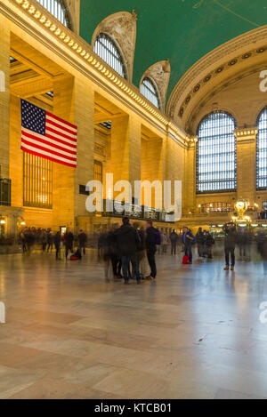 Die zentralen Eingangsbereich Innenraum des Grand Central Terminal mit Massen von Pendler und Touristen, Midtown Manhattan, New York, USA Stockfoto