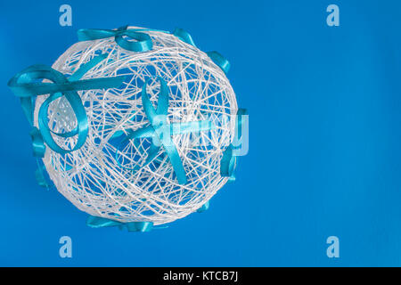 Hochzeit Ball mit Bogen auf einem blauen Hintergrund der Threads Stockfoto
