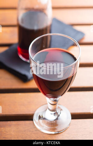 Glas Rotwein. Stockfoto