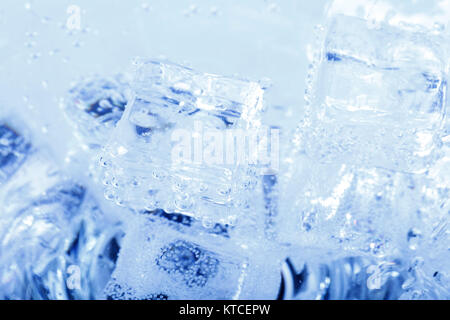 Hintergründe mit Eiswürfel im glitzernden Wasser Stockfoto
