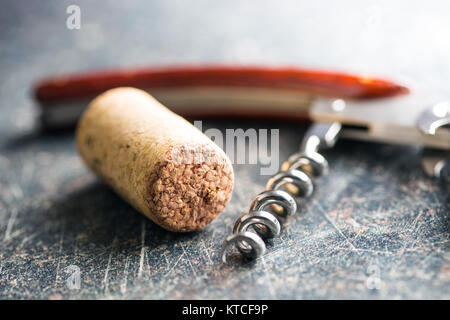 Korken und Korkenzieher. Stockfoto