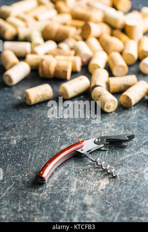 Korkenzieher und Korken. Stockfoto