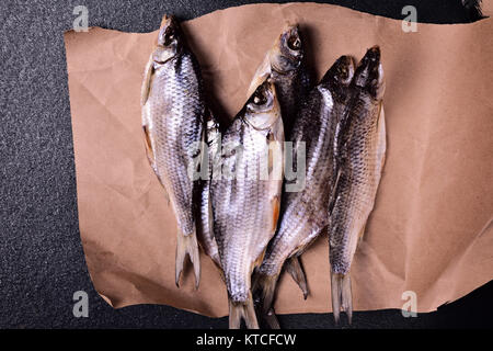 Fische Widder wird getrocknet und liegt auf braun Kraftpapier Stockfoto