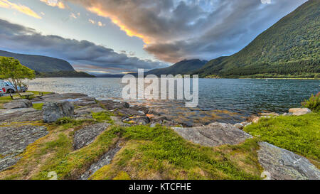 Sonnenuntergang über der norwegischen Fjord. Gezielt Romsdalsfjord in Mehr og Romsdal region, Norwegen Stockfoto