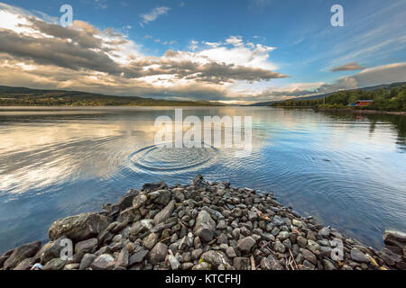 Plätschern in der ruhigen Wasser des Lake Mjosa in der Nähe von Lillehammer, Norwegen Stockfoto