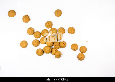 Bündel von verstreuten Pepernoten Cookies von oben als Sinterklaas Dekoration auf weißem Hintergrund für niederländische sinterklaasfeest holiday Event am 5. Dezember t Stockfoto