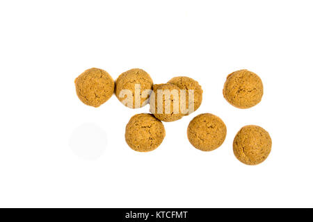 Kleine Menge zerstreut Pepernoten Cookies von oben als Sinterklaas Dekoration auf weißem Hintergrund für niederländische sinterklaasfeest holiday Event auf Deze Stockfoto