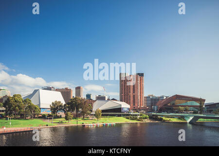 Adelaide, Australien - Januar 13, 2017: Adelaide City Skyline mit seinem Wahrzeichen Gebäude, die über Torrens River in Elder Park gesehen auf einem hellen Tag Stockfoto