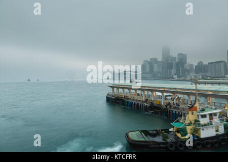 Hongkong - ca. Dezember 2012: Pier in Central District in Hongkong an einem nebligen Morgen Stockfoto