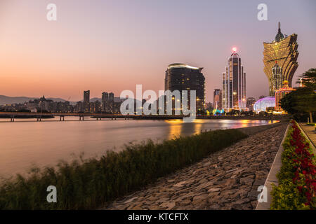 Macau, China DEZEMBER 2012: Sonnenuntergang Stadtbild Casino und Hotel Modernes Gebäude Sehenswürdigkeiten Unterhaltung Reisen und Wirtschaft Zone der Halbinsel Macau eine Form Stockfoto