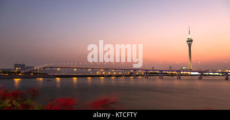 Macau, China DEZEMBER 2012: governador Nobre de Carvalho Brücke und Macau Tower bei Sonnenuntergang Zeit Stockfoto