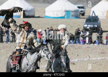 Aisholpan und ihr Vater aus der Eagle Jägerin im Golden Eagle Festival in der Mongolei Stockfoto