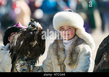 Aisholpan vom Eagle Jägerin im Golden Eagle Festival in der Mongolei Stockfoto