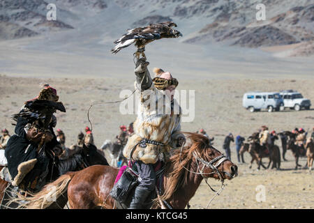 Kasachischen Eagle Hunter im Golden Eagle Festival in der Mongolei Stockfoto