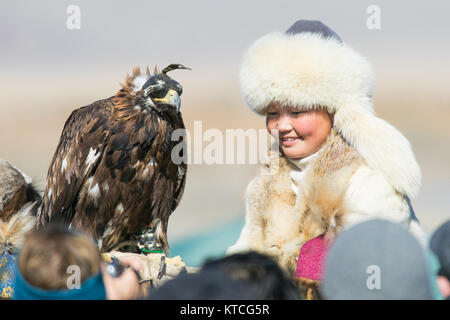 Aisholpan vom Eagle Jägerin im Golden Eagle Festival in der Mongolei Stockfoto