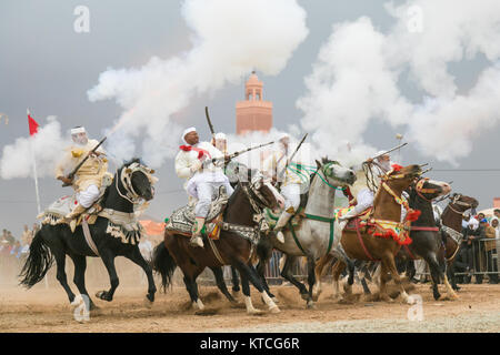 Tbourida Equestrian Festival mit synchronisierten Kavallerie Gebühren und Muskete feuern Stockfoto