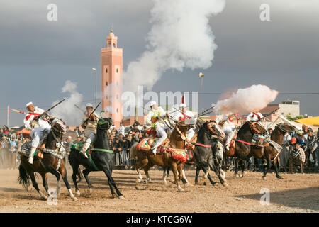 Tbourida Equestrian Festival mit synchronisierten Kavallerie Gebühren und Muskete feuern Stockfoto