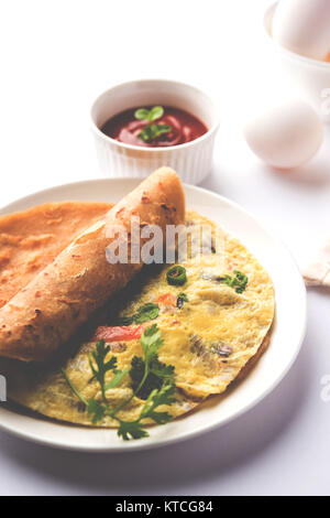 Omelette/Omelett chapati Rolle oder indisches Brot oder Roti rollte mit Omelett. Beliebte, schnelles und gesundes Rezept für Kid's Tiffin oder Lunchpaket Stockfoto