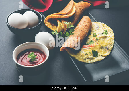 Omelette/Omelett chapati Rolle oder indisches Brot oder Roti rollte mit Omelett. Beliebte, schnelles und gesundes Rezept für Kid's Tiffin oder Lunchpaket Stockfoto