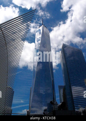 New York, EE.UU. - Juli 26, 2016 World Trade Center mit Reflexion Wolken Stockfoto