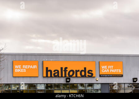 Northampton Großbritannien Oktober 29, 2017: Halfords logo Zeichen in Northampton Town Center. Stockfoto