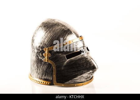 Mittelalterlichen Krieg Helm über einem weißen Hintergrund Stockfoto