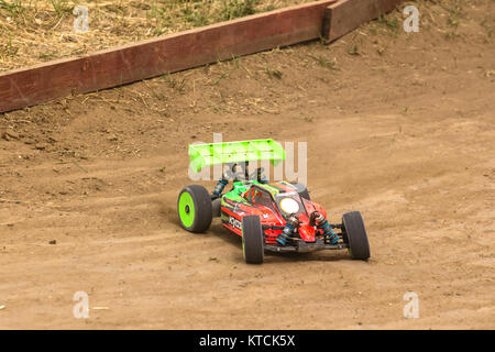 2016/06/18 Melitopol. In der Ukraine. Wettkämpfe zwischen buggy Modelle. Radio Controlled car Modell in Rennen auf Feldweg. Stockfoto